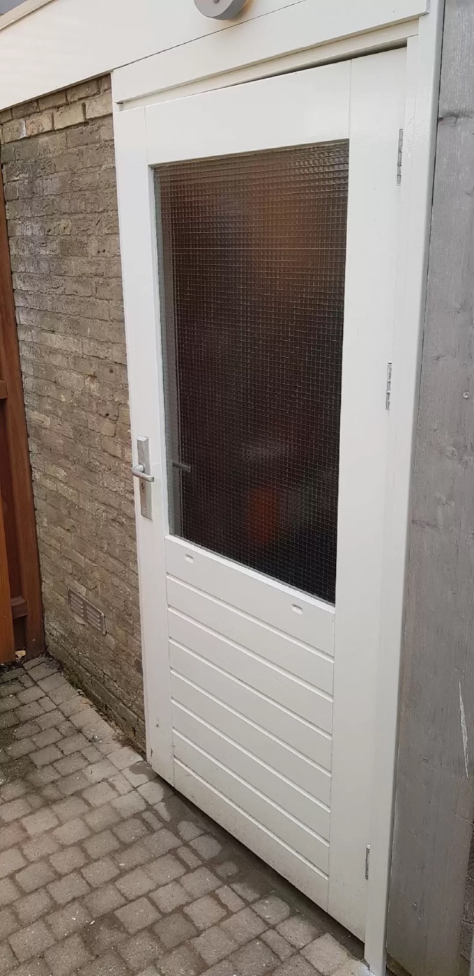 Achterdeur in het wit
