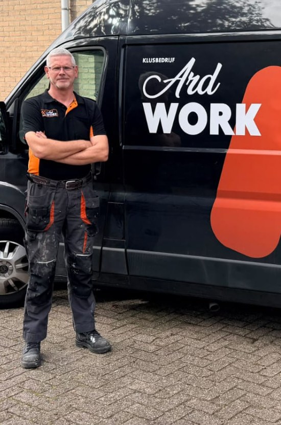 Ard naast zijn ArdWork-bus