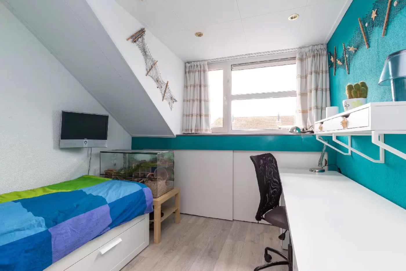 Slaapkamer met kast en bureau
